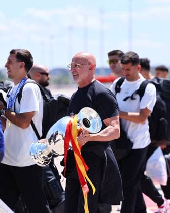 July 15, 2024, Madrid, Madrid, SPAIN: Luis de la Fuente is seen with the trophy during the reception of the Spanish national team, Nationalteam as European Champions after winning in the Eurocup 2024 final against England at Adolfo Suarez Madrid-Barajas airport on July 15, 2024, in Madrid, Spain. Madrid SPAIN - ZUMAa181 20240715_zaa_a181_011 Copyright: xDennisxAgyemanx
