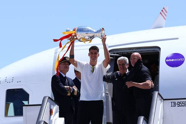 July 15, 2024, Madrid, Madrid, SPAIN: Alvaro Morata celebrates with the trophy during the reception of the Spanish national team, Nationalteam as European Champions after winning in the Eurocup 2024 final against England at Adolfo Suarez Madrid-Barajas airport on July 15, 2024, in Madrid, Spain. Madrid SPAIN - ZUMAa181 20240715_zaa_a181_019 Copyright: xDennisxAgyemanx