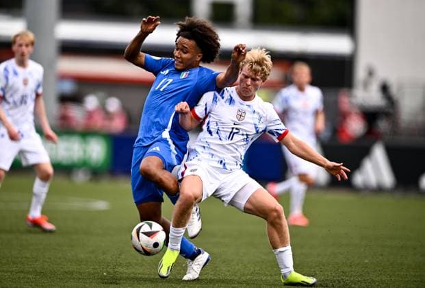 240715 Aaron Ciammaglichella of Italy is tackled by Bork Bang Kittilsen of Norway during the UEFA European Under 19 Championship group stage football match between Italy and Norway on July 15, 2024 in Belfast Photo Ben McShane BILDBYRAN Cop 275 SPF002 bbeng fotboll football soccer uefa european under 19 championship euro under 19 u19 em u19 norway italia italy italy italien  Copyright: SPORTSFILE BB240715BB505