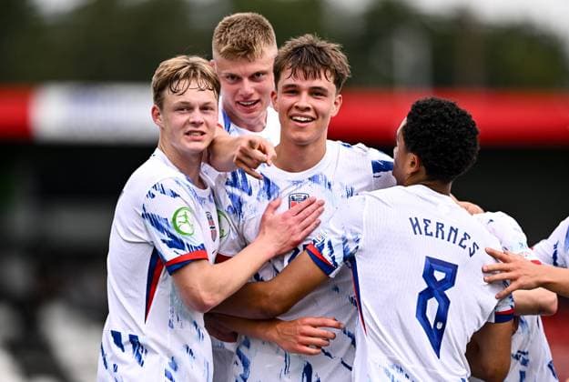 240715 Daniel Braut of Norway celebrates with teammates after scoring their side s first goal during the UEFA European Under 19 Championship group stage football match between Italy and Norway on July 15, 2024 in Belfast Photo Ben McShane BILDBYRAN Cop 275 SPF002 bbeng fotboll football soccer uefa european under 19 championship euro under 19 u19 em u19 norway italia italy italy italien  Copyright: SPORTSFILE BB240715BB510