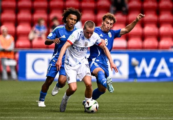 240715 Mats Pedersen of Norway in action against Luca Di Maggio of Italy during the UEFA European Under 19 Championship group stage football match between Italy and Norway on July 15, 2024 in Belfast Photo Ben McShane BILDBYRAN Cop 275 SPF002 bbeng fotboll football fotball soccer uefa european under 19 championship euro under 19 u19 em u19 norway italia italy italy  Copyright: SPORTSFILE BB240715BB516