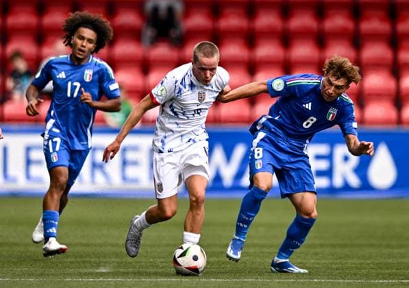 240715 Mats Pedersen of Norway in action against Italy players, Aaron Ciammaglichella, left, and Luca Di Maggio during the UEFA European Under 19 Championship group stage football match between Italy and Norway on July 15, 2024 in Belfast Photo Ben McShane BILDBYRAN Cop 275 SPF002 bbeng fotboll football soccer uefa european under 19 championship euro under 19 u19 em u19 norway italia italy italy  Copyright: SPORTSFILE BB240715BB517