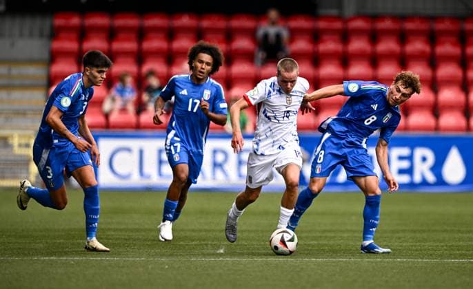 240715 Mats Pedersen of Norway in action against Italy players, from left, Diego Sia, Aaron Ciammaglichella and Luca Di Maggio during the UEFA European Under 19 Championship group stage football match between Italy and Norway on July 15, 2024 in Belfast Photo Ben McShane BILDBYRAN Cop 275 SPF002 bbeng fotboll football fotball soccer uefa european under 19 championship euro under 19 em u19 norway italia italy italy  Copyright: SPORTSFILE BB240715BB518
