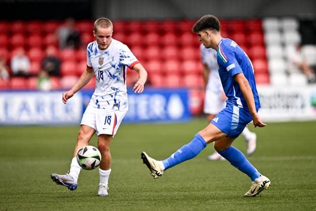240715 Mats Pedersen of Norway in action against Davide Bartesaghi of Italy during the UEFA European Under 19 Championship group stage football match between Italy and Norway on July 15, 2024 in Belfast Photo Ben McShane BILDBYRAN Cop 275 SPF002 bbeng fotboll football fotball soccer uefa european under 19 championship euro under 19 u19 em u19 norway italia italy italy  Copyright: SPORTSFILE BB240715BB526