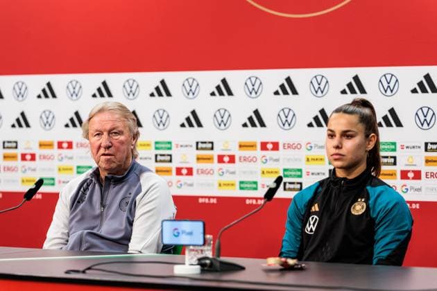 UEFA WOMENS EURO 2025 Qualifier Germany Austria Press Conference Germany 15 07 2024 Horst Hrubesch Germany, Coach , Lena Oberdorf Germany, 6 UEFA WOMENS EURO 2025 Qualifier Germany Austria Press Conference Germany Heinz Von Heiden Arena, Hannover on 15 07 2024 Copyright: xBEAUTIFULxSPORTS Wunderlx