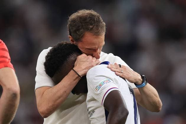 Fußball UEFA EURO 2024 Finale Spanien gegen England 14. Juli 2024 UEFA EURO 2024 Finale Spanien gegen England England Trainer Gareth Southgate tröstet Bukayo Saka von England Foto Simon Stacpoole Abseits Berlin Deutschland  Copyright: xSimonxStacpoolexOffside