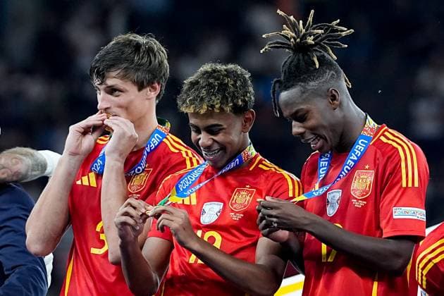 Berlin, Germany, July 14th 2024: Robin Le Normand (3 Spain), Lamine Yamal (19 Spain) and Nico Williams (17 Spain) celebrating their victory during the trophy ceremony after the UEFA EURO, EM, Europameisterschaft,Fussball 2024 Germany Final football match between Spain and England at Olympiastadion in Berlin, Germany. (Daniela Porcelli SPP) Copyright: xDanielaxPorcellix xSPPx spp-en-DaPoSp-20240714-_DP22595