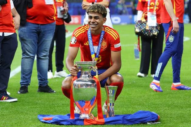 Spain England UEFA EURO 2024 Final Berlin, 14 07 2024, Olympiastadion, UEFA EURO 2024 Germany, Final, Spain England 2 1 0 0 , In the picture Lamine Yamal 19, ESP with the European Championship trophy and the trophy for the best young player ,