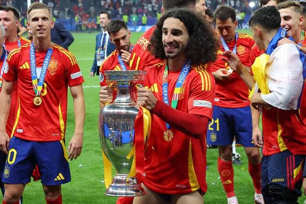 Spanien - England UEFA EURO, EM, Europameisterschaft,Fussball 2024 Finale Berlin, 14.07.2024, Olympiastadion, UEFA EURO 2024 Germany, Finale, Spanien - England 2:1 (0:0), Im Bild: Marc Cucurella (24, ESP) mit dem EM Pokal , *** Spain England UEFA EURO 2024 Final Berlin, 14 07 2024, Olympiastadion, UEFA EURO 2024 Germany, Final, Spain England 2 1 0 0 , In the picture Marc Cucurella 24, ESP with the European Championship trophy ,