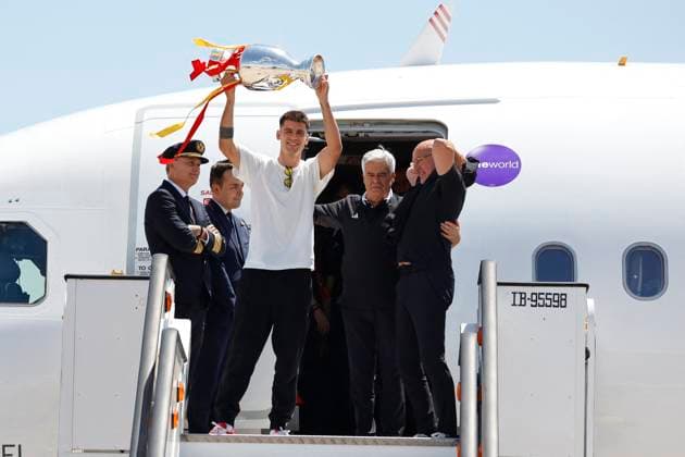 Sport Themen der Woche KW 29 Sport Bilder des Tages Euro 2024 Winner Spanish Team Arriving At Madrid Airport The captain of the Spanish national soccer team, Alvaro Morata, the president of the Royal Spanish Football Federation, Pedro Rocha, and the coach of the Spanish national soccer team, Luis de la Fuente, on their arrival at the airport, July 15, 2024, in Madrid, Spain. Photo by Antonio Gutiérrez Europa Press ABACAPRESS.COM Madrid Spain  Copyright: xEuropaxPress ABACAx