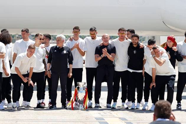 Euro 2024 Winner Spanish Team Arriving At Madrid Airport The Spanish national soccer team poses with coach Luis de la Fuente upon arrival at the airport, July 15, 2024, in Madrid, Spain. Photo by Antonio Gutiérrez Europa Press ABACAPRESS.COM Madrid Spain  Copyright: xEuropaxPress ABACAx
