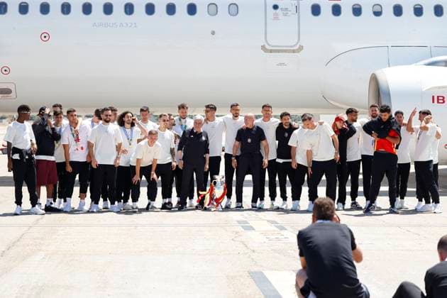 Euro 2024 Winner Spanish Team Arriving At Madrid Airport The Spanish national soccer team poses with coach Luis de la Fuente upon arrival at the airport, July 15, 2024, in Madrid, Spain. Photo by Antonio Gutiérrez Europa Press ABACAPRESS.COM Madrid Spain  Copyright: xEuropaxPress ABACAx