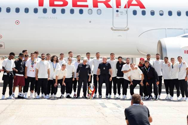 Euro 2024 Winner Spanish Team Arriving At Madrid Airport The Spanish national soccer team poses with coach Luis de la Fuente upon arrival at the airport, July 15, 2024, in Madrid, Spain. Photo by Antonio Gutiérrez Europa Press ABACAPRESS.COM Madrid Spain  Copyright: xEuropaxPress ABACAx
