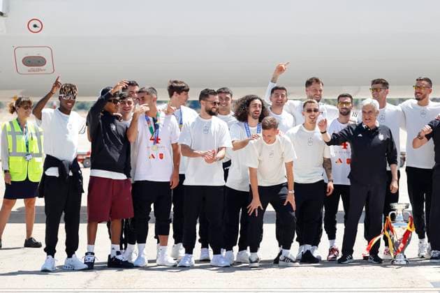 Euro 2024 Winner Spanish Team Arriving At Madrid Airport The Spanish national soccer team poses with coach Luis de la Fuente upon arrival at the airport, July 15, 2024, in Madrid, Spain. Photo by Antonio Gutiérrez Europa Press ABACAPRESS.COM Madrid Spain  Copyright: xEuropaxPress ABACAx