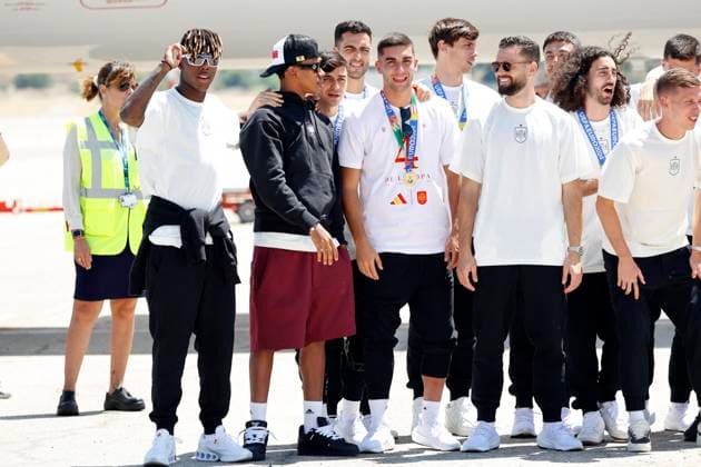 Euro 2024 Winner Spanish Team Arriving At Madrid Airport The Spanish national soccer team poses with coach Luis de la Fuente upon arrival at the airport, July 15, 2024, in Madrid, Spain. Photo by Antonio Gutiérrez Europa Press ABACAPRESS.COM Madrid Spain  Copyright: xEuropaxPress ABACAx