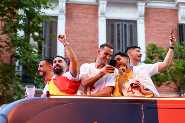 Sport Bilder des Tages July 15, 2024, Madrid, Madrid, SPAIN: Daniel Carvajal and Fabian Ruiz celebrate during the celebration of Spain Team at Calle de Serrano of Madrid after winning the Eurocup 2024 against Englad on July 15, 2024 in Madrid, Spain. Madrid SPAIN - ZUMAa181 20240715_zaa_a181_045 Copyright: xDennisxAgyemanx
