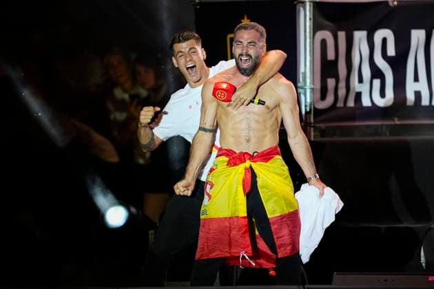 Bilder des Jahres 2024, Sport 07 Juli Sport Themen der Woche KW 29 Sport Bilder des Tages July 16, 2024, Madrid, Madrid, SPAIN: Dani Carvajal and Alvaro Morata during the celebration of Spain Team at Cibeles Palace of Madrid after winning the Eurocup 2024 against Englad on July 15, 2024 in Madrid, Spain. Madrid SPAIN - ZUMAa181 20240716_zaa_a181_002 Copyright: xOscarxJ.xBarrosox