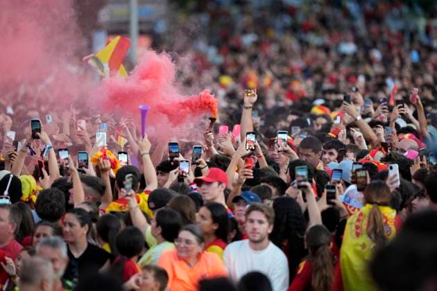 Spanish national football team celebrates winning UEFA EURO, EM, Europameisterschaft,Fussball 2024 in Madrid Spanish fans light a smoke bomb during the celebration of the Spanish national football team for the victory of the UEFA Euro 2024 title at Plaza de Cibeles on May 12, 2024 in Madrid, Spain. Madrid Plaza de Cibeles Madrid Spain Copyright: xAlbertoxGardinx AGardin_20240715_Euro2024_Spain_Cibeles_001