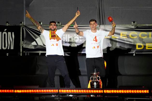 Spanish national football team celebrates winning UEFA EURO, EM, Europameisterschaft,Fussball 2024 in Madrid Spanish players Alvaro Morata (R) and David Raya (L) seen celebrating with the fans during the celebration of the Spanish national football team for the victory of the UEFA Euro 2024 title at Plaza de Cibeles on May 12, 2024 in Madrid, Spain. Madrid Plaza de Cibeles Madrid Spain Copyright: xAlbertoxGardinx AGardin_20240715_Euro2024_Spain_Cibeles_038