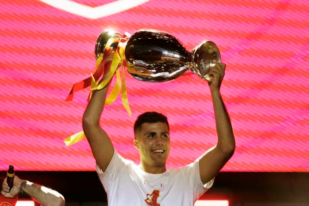 Sport Bilder des Tages Spanish football team Euro Cup celebration MADRID, SPAIN - JULY 15:Rodrigo Hernandez during the celebration of the European Championship, EM, Europameisterschaft of the Spanish football team at Cibeles square. (Photo by Guillermo Martinez) Madrid Plaza Cibeles Spain Copyright: xGuillermoxMartinezx