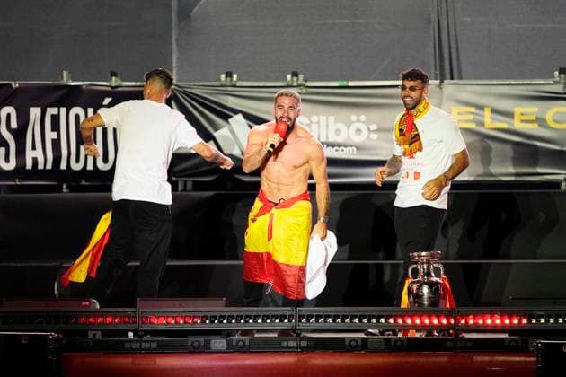Spanish national football team celebrates winning UEFA EURO, EM, Europameisterschaft,Fussball 2024 in Madrid Spanish player Dani Carvajal (C) seen celebrating with the fans between his teammates Alvaro Morata (L) and David Raya (R) during the celebration of the Spanish national football team for the victory of the UEFA Euro 2024 title at Plaza de Cibeles on May 12, 2024 in Madrid, Spain. Madrid Plaza de Cibeles Madrid Spain Copyright: xAlbertoxGardinx AGardin_20240715_Euro2024_Spain_Cibeles_049