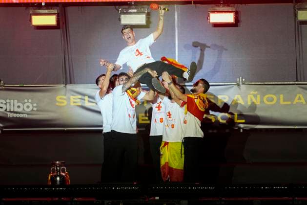 Spanish national football team celebrates winning UEFA EURO, EM, Europameisterschaft,Fussball 2024 in Madrid Alvaro Morata (C) seen throwning into the air by his teammates during the celebration of the Spanish national football team for the victory of the UEFA Euro 2024 title at Plaza de Cibeles on May 12, 2024 in Madrid, Spain. Madrid Plaza de Cibeles Madrid Spain Copyright: xAlbertoxGardinx AGardin_20240715_Euro2024_Spain_Cibeles_065