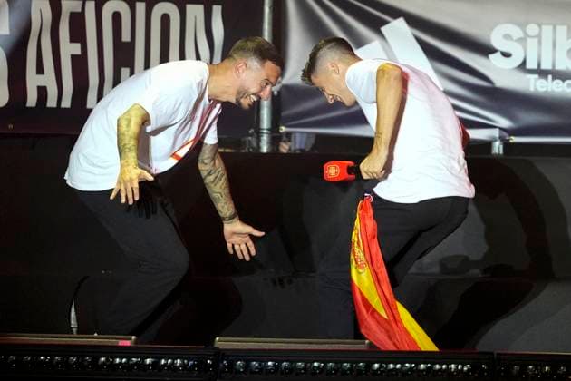 Spanish national football team celebrates winning UEFA EURO, EM, Europameisterschaft,Fussball 2024 in Madrid Spanish players Jose Luis Sanmartin Mato (Joselu) (L) and Alvaro Morata (R) seen celebrating during the celebration of the Spanish national football team for the victory of the UEFA Euro 2024 title at Plaza de Cibeles on May 12, 2024 in Madrid, Spain. Madrid Plaza de Cibeles Madrid Spain Copyright: xAlbertoxGardinx AGardin_20240715_Euro2024_Spain_Cibeles_073