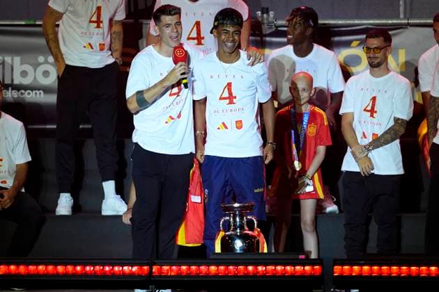 Spanish national football team celebrates winning UEFA EURO, EM, Europameisterschaft,Fussball 2024 in Madrid Spanish players Lamine Yamal (R) and Alvaro Morata (L) seen celebrating during the celebration of the Spanish national football team for the victory of the UEFA Euro 2024 title at Plaza de Cibeles on May 12, 2024 in Madrid, Spain. Madrid Plaza de Cibeles Madrid Spain Copyright: xAlbertoxGardinx AGardin_20240715_Euro2024_Spain_Cibeles_142