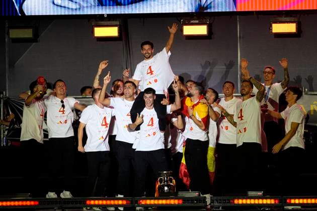 Spanish national football team celebrates winning UEFA EURO, EM, Europameisterschaft,Fussball 2024 in Madrid Spanish player Jesus Navas (C) seen celebrating with his teammates during the celebration of the Spanish national football team for the victory of the UEFA Euro 2024 title at Plaza de Cibeles on May 12, 2024 in Madrid, Spain. Madrid Plaza de Cibeles Madrid Spain Copyright: xAlbertoxGardinx AGardin_20240715_Euro2024_Spain_Cibeles_166