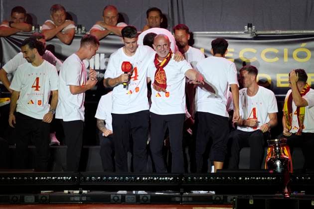 Spanish national football team celebrates winning UEFA EURO, EM, Europameisterschaft,Fussball 2024 in Madrid Luis de la Fuente (R), head coach of Spain, seen celebrating with Alvaro Morata (L) during the celebration of the Spanish national football team for the victory of the UEFA Euro 2024 title at Plaza de Cibeles on May 12, 2024 in Madrid, Spain. Madrid Plaza de Cibeles Madrid Spain Copyright: xAlbertoxGardinx AGardin_20240715_Euro2024_Spain_Cibeles_210
