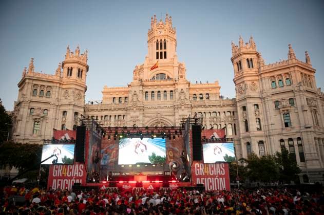 Sport Bilder des Tages Spanish national football team celebrates winning UEFA EURO, EM, Europameisterschaft,Fussball 2024 in Madrid A view of the stage during the celebration of the Spanish national football team for the victory of the UEFA Euro 2024 title at Plaza de Cibeles on May 12, 2024 in Madrid, Spain. Madrid Plaza de Cibeles Madrid Spain Copyright: xAlbertoxGardinx AGardin_20240715_Euro2024_Spain_Cibeles_218