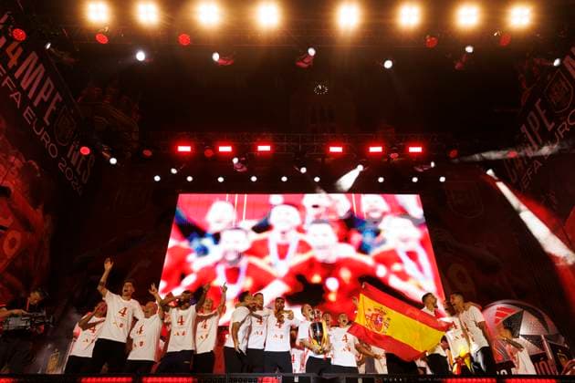 Spanish football team Euro Cup celebration MADRID, SPAIN - JULY 15: The players of the Spanish football team celebrate the Euro Cup at Cibeles square. (Photo by Guillermo Martinez) Madrid Plaza Cibeles Spain Copyright: xGuillermoxMartinezx