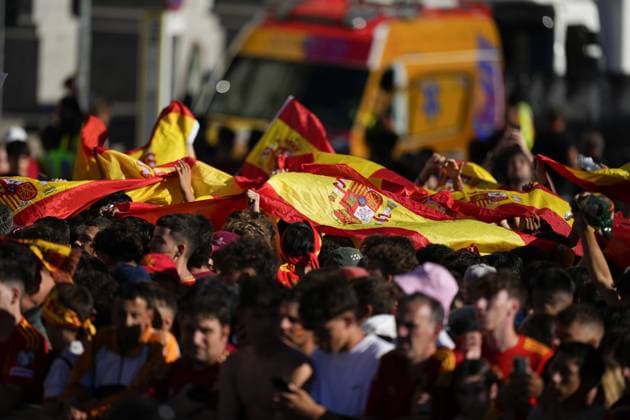 July 15, 2024, Madrid, Madrid, SPAIN: Fans with Flags of Spain are seen during the celebration of Spain Team at Cibeles Palace of Madrid after winning the Eurocup 2024 against Englad on July 15, 2024 in Madrid, Spain. Madrid SPAIN - ZUMAa181 20240715_zaa_a181_030 Copyright: xOscarxJ.xBarrosox