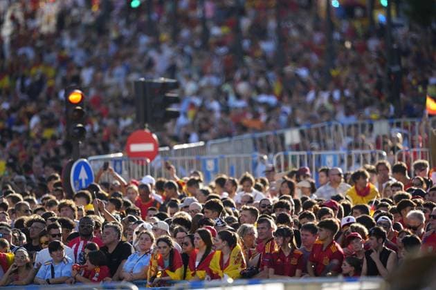 July 15, 2024, Madrid, Madrid, SPAIN: Supporters of Spain waiting for the arrival of the team prior to the celebration of Spain Team at Cibeles Palace of Madrid after winning the Eurocup 2024 against Englad on July 15, 2024 in Madrid, Spain. Madrid SPAIN - ZUMAa181 20240715_zaa_a181_035 Copyright: xOscarxJ.xBarrosox