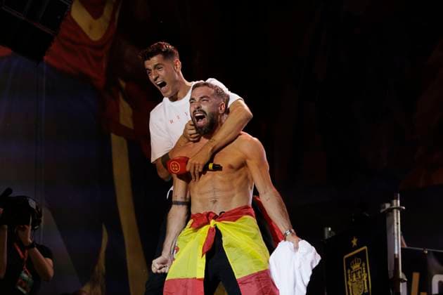 MADRID, SPAIN - JULY 15: Alvaro Morata and Daniel carvajal during the celebration of the European Championship, EM, Europameisterschaft of the Spanish football team at Cibeles square. DONTxSENDxTOxIMAGO  (259749325)