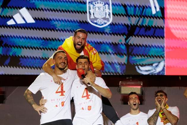 MADRID, SPAIN - JULY 15:Alvaro Morata,Joselu Matol and Nacho Fernandez during the celebration of the European Championship, EM, Europameisterschaft of the Spanish football team at Cibeles square. DONTxSENDxTOxIMAGO  (259749343)