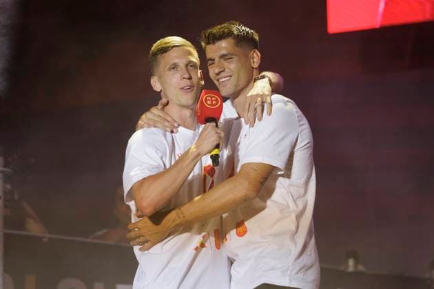 MADRID, SPAIN - JULY 15:Alvaro Morata and Dani Olmo during the celebration of the European Championship, EM, Europameisterschaft of the Spanish football team at Cibeles square. DONTxSENDxTOxIMAGO  (259749344)