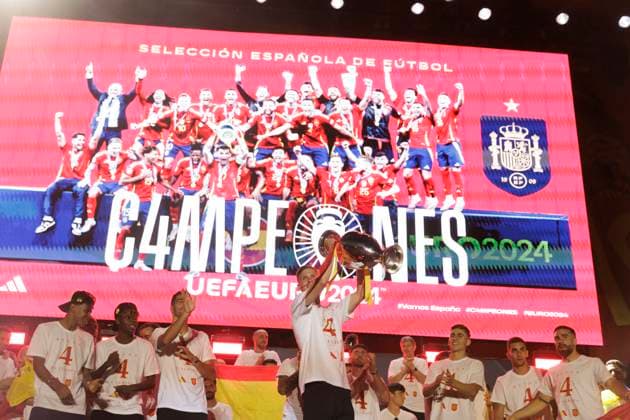 MADRID, SPAIN - JULY 15: The players of the Spanish football team celebrate the Euro Cup at Cibeles square. DONTxSENDxTOxIMAGO  (259749440)