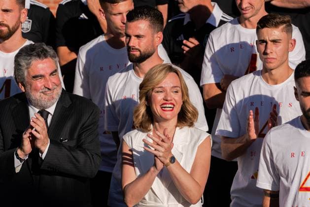 Madrid Euro Cup Celebration - 15 Jul 2024 The Minister of Education, Vocational Training, and Sports, Pilar Alegría (C) applauds during the reception of the the Spanish men s football team at La Moncloa Palace in Madrid, winners of the 2024 European Championship, EM, Europameisterschaft after defeating the English team in the final at Olympiastadion. Madrid Spain Copyright: xGuillermoxGutierrezxCarrascalx xSOPAxImagesx 2024_07_15_Futbol_Spain_05