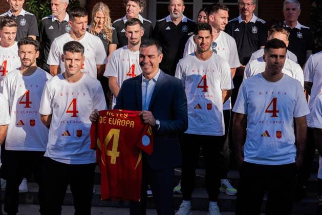Sport Bilder des Tages Madrid Euro Cup Celebration - 15 Jul 2024 Spanish Prime Minister Pedro Sanchez (C) holding the Spanish men s football team t-shirt at La Moncloa Palace winners of the 2024 European Championship, EM, Europameisterschaft after defeating the English team in the final at Olympiastadion. Madrid Spain Copyright: xGuillermoxGutierrezxCarrascalx xSOPAxImagesx 2024_07_15_Futbol_Spain_12