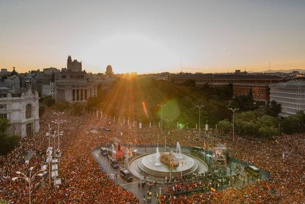 Madrid Euro Cup Celebration - 15 Jul 2024 General view of Plaza Cibeles during the celebration of the victory of the Spanish soccer team at Euro Cup 2024. Madrid Spain Copyright: xGuillermoxGutierrezxCarrascalx xSOPAxImagesx 2024_07_15_Futbol_Spain_16