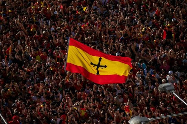 Sport Bilder des Tages Madrid Euro Cup Celebration - 15 Jul 2024 A Spanish flag flies among the fans during the celebration of the Spanish team. Thousands of people celebrated in the Plaza de Cibeles the Euro Cup won by the Spanish soccer team in Germany. Madrid Spain Copyright: xDavidxCanalesx xSOPAxImagesx DCCelebracionEspanÌ?aEuro240715-03