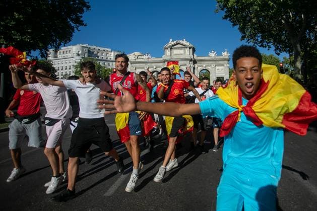 Madrid Euro Cup Celebration - 15 Jul 2024 A group of young people celebrate during the Spanish national team, Nationalteam celebration. Thousands of people celebrated in the Plaza de Cibeles the Euro Cup won by the Spanish soccer team in Germany. Madrid Spain Copyright: xDavidxCanalesx xSOPAxImagesx DCCelebracionEspanÌ?aEuro240715-02