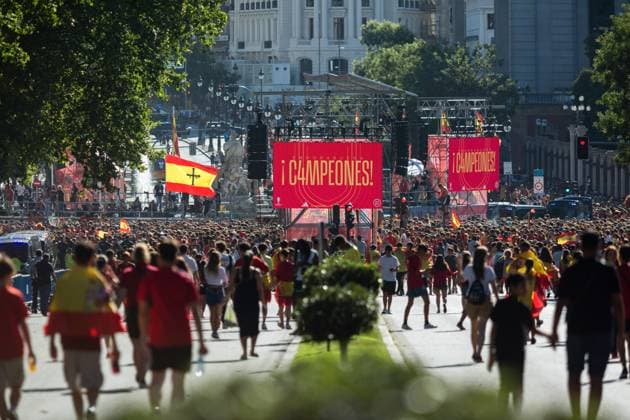 Spanish team celebrates its European title in Madrid - 15 Jul 2024 People with flags of Spain seen during the celebration of the European champion title of the Spanish soccer team in the Plaza de la Cibeles. The Spanish soccer team was proclaimed European champion, after beating the England team in the Euro 2024 soccer tournament in Berlin, Germany on July 14, 2024. Madrid Spain Copyright: xLuisxSotox xSOPAxImagesx LSOTOEC04