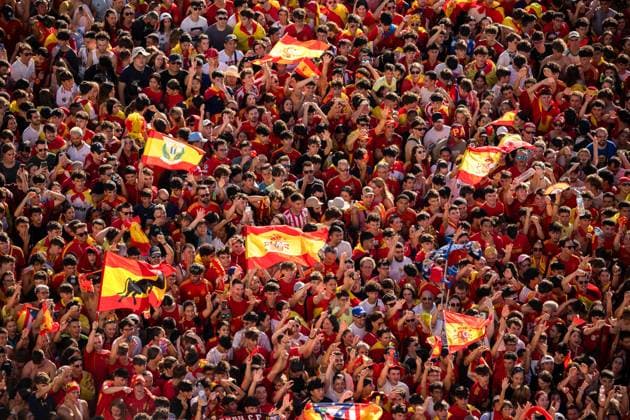 Spanish team celebrates its European title in Madrid - 15 Jul 2024 Thousands of people with Spanish flags, during the celebration of the European champion title of the Spanish soccer team in the Plaza de la Cibeles. The Spanish soccer team was proclaimed European champion, after beating the England team in the Euro 2024 soccer tournament in Berlin, Germany on July 14, 2024. Madrid Spain Copyright: xLuisxSotox xSOPAxImagesx LSOTOEC07