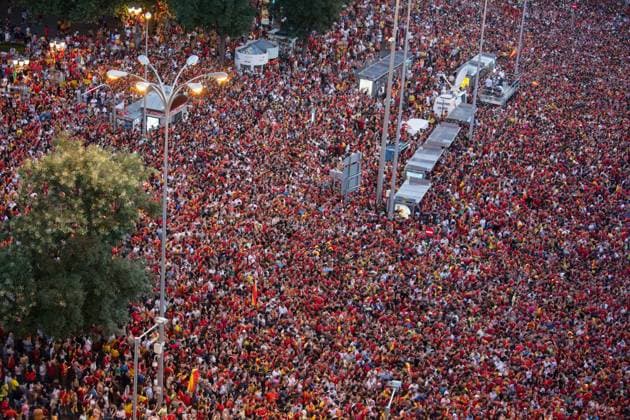 Spanish team celebrates its European title in Madrid - 15 Jul 2024 Thousands of people with Spanish flags, seen during the celebration of the European champion title of the Spanish soccer team in the Plaza de la Cibeles. The Spanish soccer team was proclaimed European champion, after beating the England team in the Euro 2024 soccer tournament in Berlin, Germany on July 14, 2024. Madrid Spain Copyright: xLuisxSotox xSOPAxImagesx LSOTOEC12