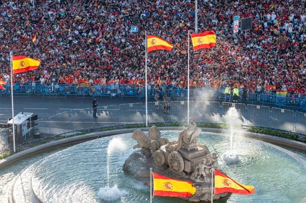 Spanish team celebrates its European title in Madrid - 15 Jul 2024 Thousands of fans gather at Cibeles Square to celebrate with Spain s national men s football team their 4th UEFA EURO, EM, Europameisterschaft,Fussball title after defeating England in the final. Madrid Spain Copyright: xMiguelxCandelax xSOPAxImagesx MC_SpainUEFAtitle9100