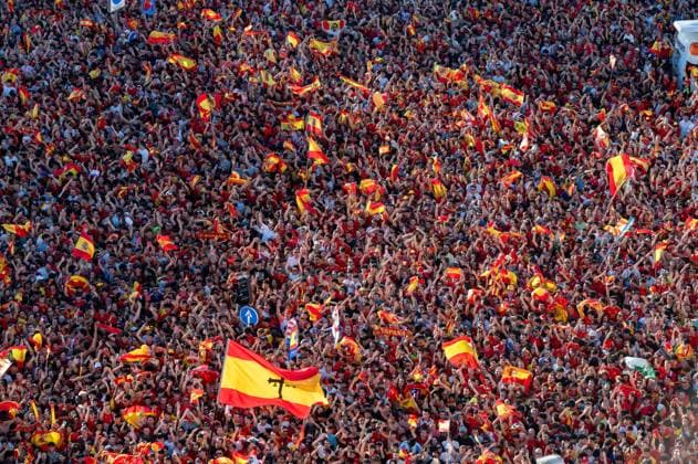 Spanish team celebrates its European title in Madrid - 15 Jul 2024 Thousands of fans wave Spanish flags as they gather at Cibeles Square to celebrate with Spain s national men s football team their 4th UEFA EURO, EM, Europameisterschaft,Fussball title after defeating England in the final. Madrid Spain Copyright: xMiguelxCandelax xSOPAxImagesx MC_SpainUEFAtitle9221