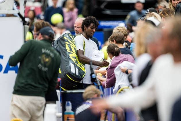 240716 Elias Ymer of Sweden with fans during day 2 of the Nordea Open on July 16, 2024 in Bastad Photo Niclas Jönsson BILDBYRAN COP 273 NO0284 tennis atp 250 nordea open day 2 bbeng  Copyright: NICLASxJÖNSSON BB240716NO055