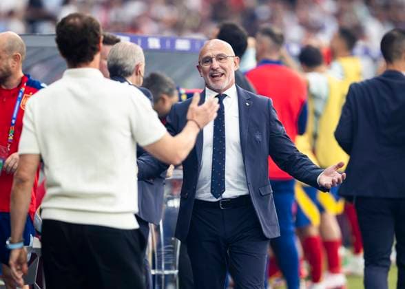 Berlin, Olympiastadion, 14 07 2024 Head coach Gareth Southgate of england shake hands with head coach Luis de la Fuente of spain prior the final match at the Uefa Euro 2024 Spain vs England